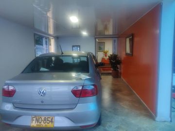 SE VENDE EXCELENTE CASA EN MODELIA , 5ALCOBAS FRENTE A PARQUE