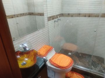 SE VENDE EXCELENTE CASA EN MODELIA , 5ALCOBAS FRENTE A PARQUE