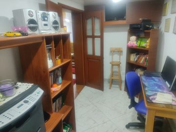 SE VENDE EXCELENTE CASA EN MODELIA , 5ALCOBAS FRENTE A PARQUE