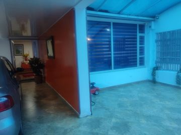 SE VENDE EXCELENTE CASA EN MODELIA , 5ALCOBAS FRENTE A PARQUE