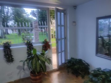 SE VENDE EXCELENTE CASA EN MODELIA , 5ALCOBAS FRENTE A PARQUE