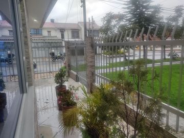 SE VENDE EXCELENTE CASA EN MODELIA , 5ALCOBAS FRENTE A PARQUE