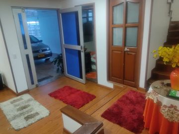 SE VENDE EXCELENTE CASA EN MODELIA , 5ALCOBAS FRENTE A PARQUE