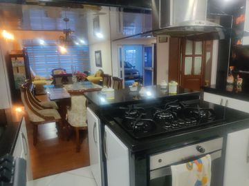 SE VENDE EXCELENTE CASA EN MODELIA , 5ALCOBAS FRENTE A PARQUE