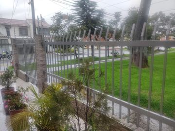 SE VENDE EXCELENTE CASA EN MODELIA , 5ALCOBAS FRENTE A PARQUE