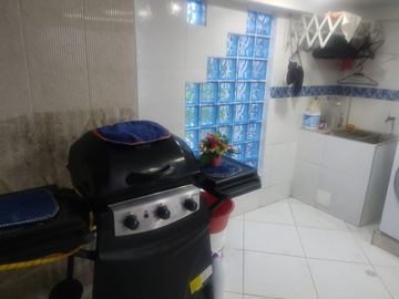 SE VENDE EXCELENTE CASA EN MODELIA , 5ALCOBAS FRENTE A PARQUE