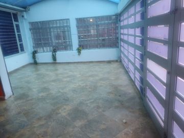 SE VENDE EXCELENTE CASA EN MODELIA , 5ALCOBAS FRENTE A PARQUE