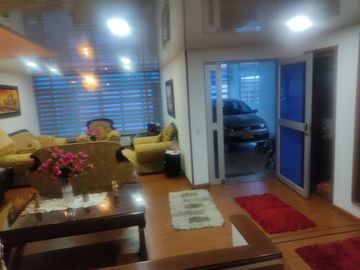 SE VENDE EXCELENTE CASA EN MODELIA , 5ALCOBAS FRENTE A PARQUE