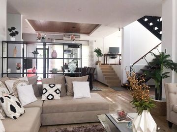 5BR House in Tagaytay Southridge Estate for Sale