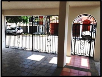 Casa en venta. Fraccionamiento Framboyanes, Villahermosa.