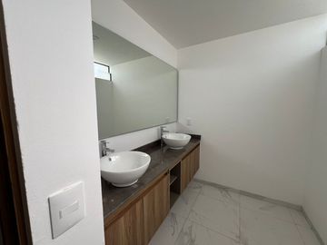 CASA EN VENTA FRACC LOMALTA, TRES MARÍAS CASA CLUB, GIMNASIO, ETC ZONA DE HOSPITALES