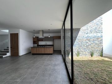 CASA EN VENTA FRACC LOMALTA, TRES MARÍAS CASA CLUB, GIMNASIO, ETC ZONA DE HOSPITALES