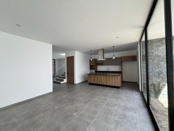 CASA EN VENTA FRACC LOMALTA, TRES MARÍAS CASA CLUB, GIMNASIO, ETC ZONA DE HOSPITALES