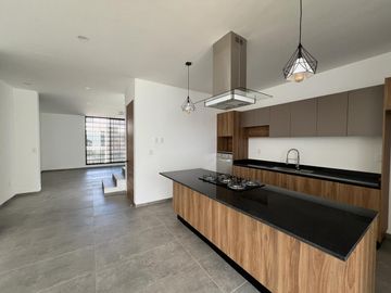 CASA EN VENTA FRACC LOMALTA, TRES MARÍAS CASA CLUB, GIMNASIO, ETC ZONA DE HOSPITALES