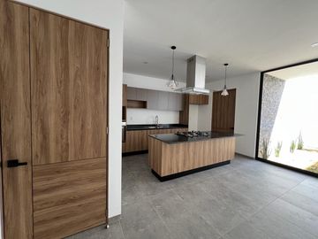 CASA EN VENTA FRACC LOMALTA, TRES MARÍAS CASA CLUB, GIMNASIO, ETC ZONA DE HOSPITALES