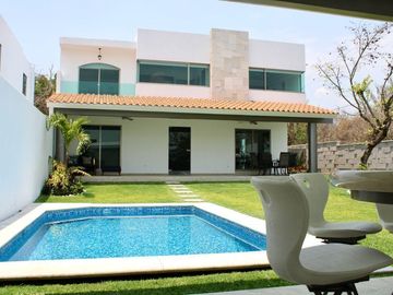 Casa con alberca propia en fraccionamiento al sur de Cuernavaca en Xochitepec Morelos