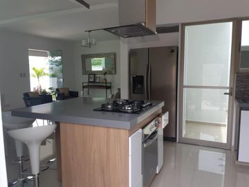 Casa con alberca propia en fraccionamiento al sur de Cuernavaca en Xochitepec Morelos