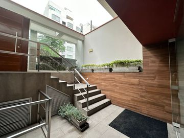 EN VENTA LUJOSO PENT HOUSE CON PISCINA Y LINDA TERRAZA. A MEDIA CUADRA DE LA CLÍNICA ANGLO AMERICANA MIRAFLORES.