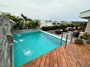 EN VENTA LUJOSO PENT HOUSE CON PISCINA Y LINDA TERRAZA. A MEDIA CUADRA DE LA CLÍNICA ANGLO AMERICANA MIRAFLORES.