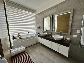 EN VENTA LUJOSO PENT HOUSE CON PISCINA Y LINDA TERRAZA. A MEDIA CUADRA DE LA CLÍNICA ANGLO AMERICANA MIRAFLORES.