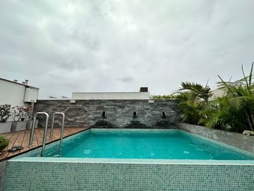 EN VENTA LUJOSO PENT HOUSE CON PISCINA Y LINDA TERRAZA. A MEDIA CUADRA DE LA CLÍNICA ANGLO AMERICANA MIRAFLORES.
