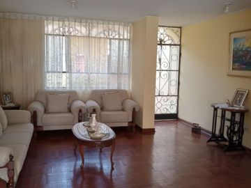 SURCO, Casa en venta: 4 dormitorios. Carca a Caminos del Inca. Seguridad