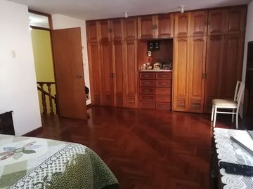 SURCO, Casa en venta: 4 dormitorios. Carca a Caminos del Inca. Seguridad