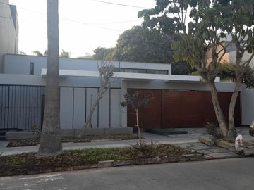 BAJÓ DE PRECIO!!!! CASA:  2 FRENTES, AVENIDA Y PARQUE