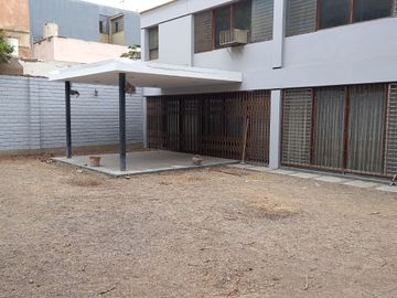 BAJÓ DE PRECIO!!!! CASA:  2 FRENTES, AVENIDA Y PARQUE