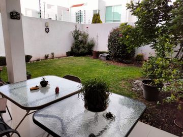 Hermosa RESIDENCIA en VENTA, CUMBRES DEL LAGO, Juriquilla, 3rec c/u con baño, ampliio jardín, privada, VIG24/7