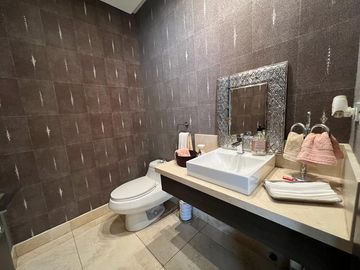 EN LA MEJOR UBICACION DE CUMBAYA CERCA DE LA VIÑA SE VENDE COMODA Y SEGURA CASA