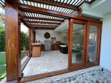 EN LA MEJOR UBICACION DE CUMBAYA CERCA DE LA VIÑA SE VENDE COMODA Y SEGURA CASA