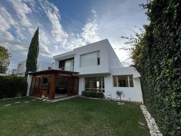 EN LA MEJOR UBICACION DE CUMBAYA CERCA DE LA VIÑA SE VENDE COMODA Y SEGURA CASA
