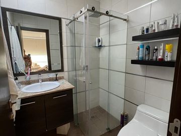EN LA MEJOR UBICACION DE CUMBAYA CERCA DE LA VIÑA SE VENDE COMODA Y SEGURA CASA