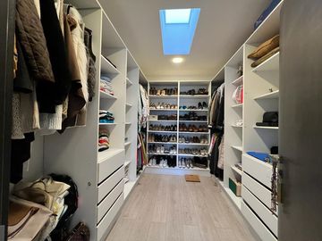 EN LA MEJOR UBICACION DE CUMBAYA CERCA DE LA VIÑA SE VENDE COMODA Y SEGURA CASA