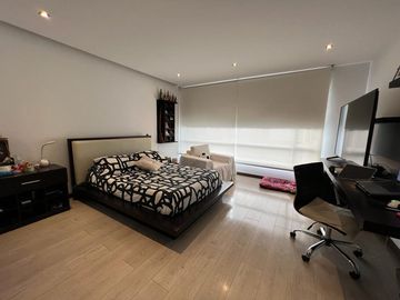 EN LA MEJOR UBICACION DE CUMBAYA CERCA DE LA VIÑA SE VENDE COMODA Y SEGURA CASA