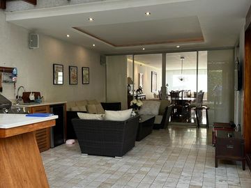 EN LA MEJOR UBICACION DE CUMBAYA CERCA DE LA VIÑA SE VENDE COMODA Y SEGURA CASA
