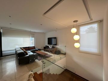 EN LA MEJOR UBICACION DE CUMBAYA CERCA DE LA VIÑA SE VENDE COMODA Y SEGURA CASA