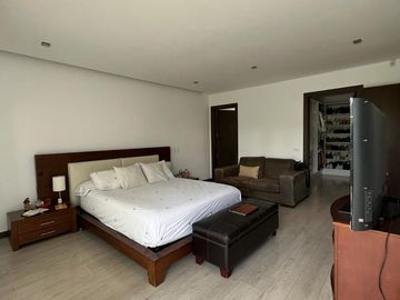 EN LA MEJOR UBICACION DE CUMBAYA CERCA DE LA VIÑA SE VENDE COMODA Y SEGURA CASA