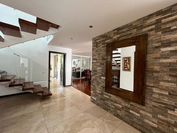 EN LA MEJOR UBICACION DE CUMBAYA CERCA DE LA VIÑA SE VENDE COMODA Y SEGURA CASA