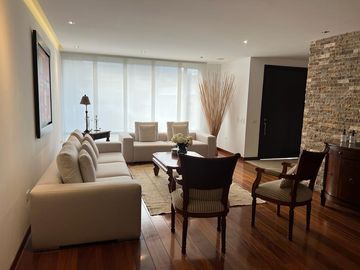 EN LA MEJOR UBICACION DE CUMBAYA CERCA DE LA VIÑA SE VENDE COMODA Y SEGURA CASA
