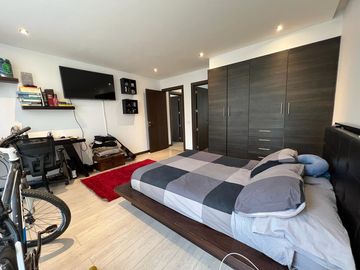 EN LA MEJOR UBICACION DE CUMBAYA CERCA DE LA VIÑA SE VENDE COMODA Y SEGURA CASA