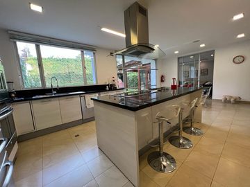 EN LA MEJOR UBICACION DE CUMBAYA CERCA DE LA VIÑA SE VENDE COMODA Y SEGURA CASA