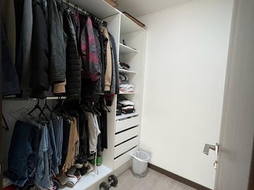 EN LA MEJOR UBICACION DE CUMBAYA CERCA DE LA VIÑA SE VENDE COMODA Y SEGURA CASA