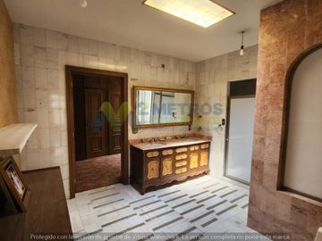 CASA en VENTA sobre AV. ACUEDUCTO em Esquina