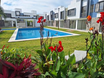 VENTA DE CASA RESIDENCIAL CON ALBERCA A 5 MINUTOS DE ZÓCALO EN EMILIANO ZAPATA