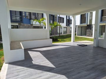 VENTA DE CASA RESIDENCIAL CON ALBERCA A 5 MINUTOS DE ZÓCALO EN EMILIANO ZAPATA