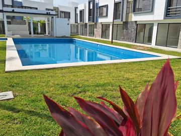VENTA DE CASA RESIDENCIAL CON ALBERCA A 5 MINUTOS DE ZÓCALO EN EMILIANO ZAPATA