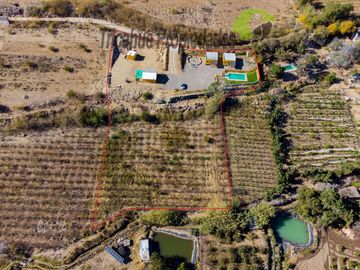 Terreno con cabañas amobladas para turistas y piscina, Valle del Elqui. $210 millones