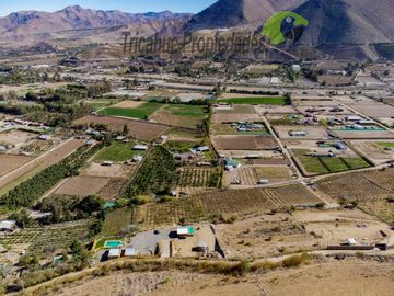 Terreno con cabañas amobladas para turistas y piscina, Valle del Elqui. $210 millones